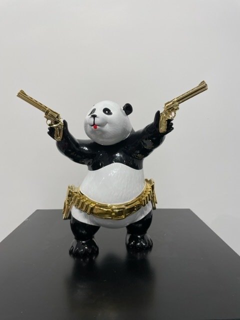 Van Apple - Street Panda - Guns Up