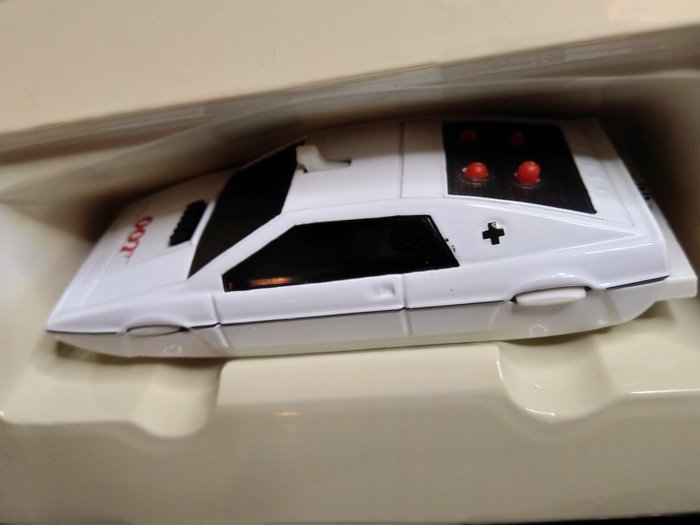 James Bond 007: The Spy Who Loved Me, James Bond - Roger Moore - Lotus Esprit  Jaws