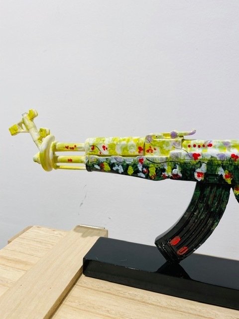 Van Apple - Art Against War - Flowers Amex AK-47