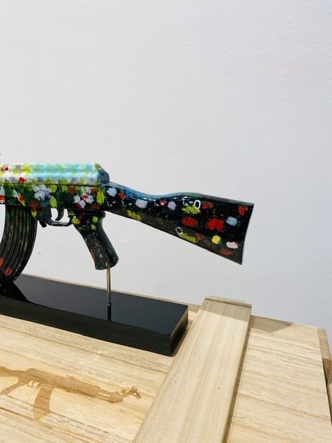 Van Apple - Art Against War - Flowers Amex AK-47