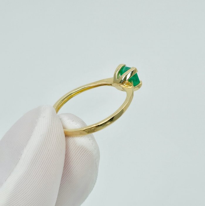 Ingen mindstepris - Ring - 14 karat Gulguld -  0.68ct. tw. Smaragd