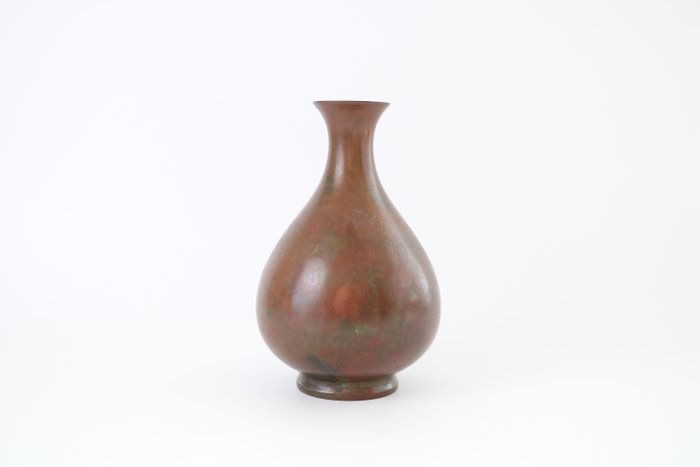 sæt med to vintage bronze vaser, hver med et særskilt, men harmonisk design - Bronze - 長谷川雅山 Hasegawa Gasen , 長谷川恵久 Hasegawa Yoshihisa - Japan - 1900-2000