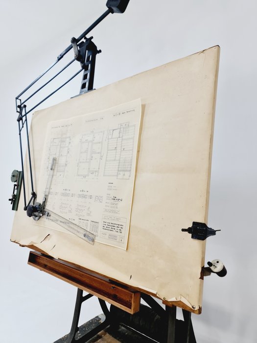 ISIS - Franz Kuhlmann - Tegnebord - Metal, Træ - Et arkitekttegnebord fra 1950'erne.