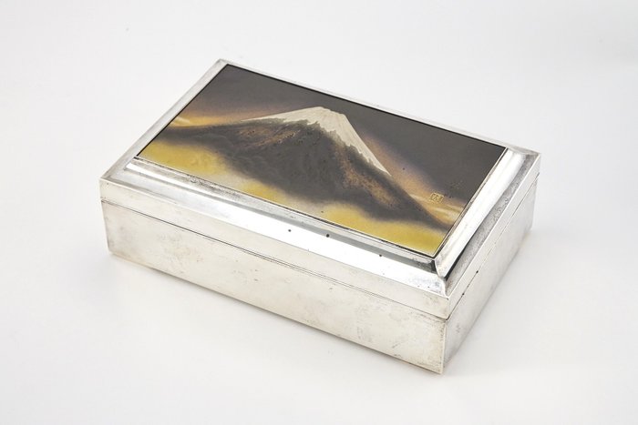 Mt Fuji Design Silver Jewelry Box 銀製 宝石箱 by Kobayashi Shoun 小林照雲 from Shobido 尚美堂 - Boks - Sølv