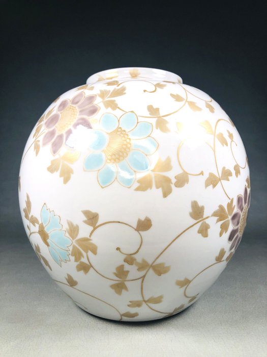 Vase - Porcelæn, Kutani "Kinzan 錦山" guldmalet blomstervase med arabesk design - Japan