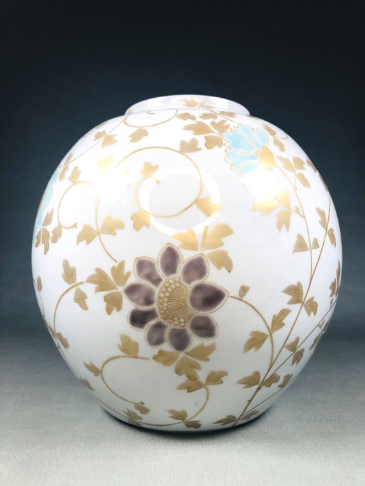 Vase - Porcelæn, Kutani "Kinzan 錦山" guldmalet blomstervase med arabesk design - Japan