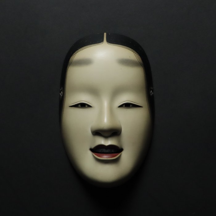 Noh maske - Waka-onna 若女 af Komatsudani Koshun 小松谷宏春 med original trææske og silkepose