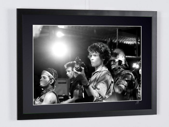 Sigourney Weaver as "Ellen Ripley" - Aliens (1986) - Fine Art Photography - Luxury Wooden Framed 70X50 cm - Limited Edition Nr 03 of 30 - Serial ID - Original Certificate (COA), Hologram Logo Editor and QR Code - 100% New items.