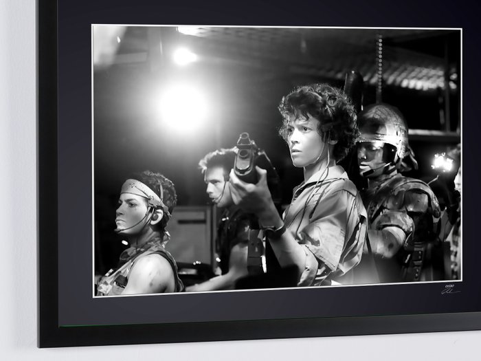 Sigourney Weaver as "Ellen Ripley" - Aliens (1986) - Fine Art Photography - Luxury Wooden Framed 70X50 cm - Limited Edition Nr 03 of 30 - Serial ID - Original Certificate (COA), Hologram Logo Editor and QR Code - 100% New items.