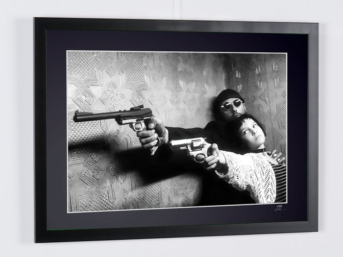 Leon (The Professional) 1994 - Jean Reno « Leon »  Natalie Portman «Mathilda » - Fine Art Photography - Luxury Wooden Framed 70X50 cm - Limited Edition Nr 02 of 30 - Serial ID 17089 - Original Certificate (COA), Hologram Logo Editor and QR Code - 100% New items.