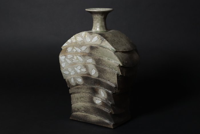 Vase - Cherry Blossom Motiv Blomstervase 灰釉桜文花器 af Shigeo Kojima 小島茂夫 med original trææske - Mashiko - Japan  (Ingen mindstepris)