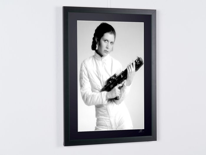 Star Wars - The Empire Strikes Back 1980 - Carrie Fisher as "Princess Leia"   -  Promo Shot - Fine Art Photography - Luxury Wooden Framed 70X50 cm - Limited Edition Nr 02 of 30 - Serial ID 6003 - Original Certificate (COA), Hologram Logo Editor and QR Code - 100% New items.