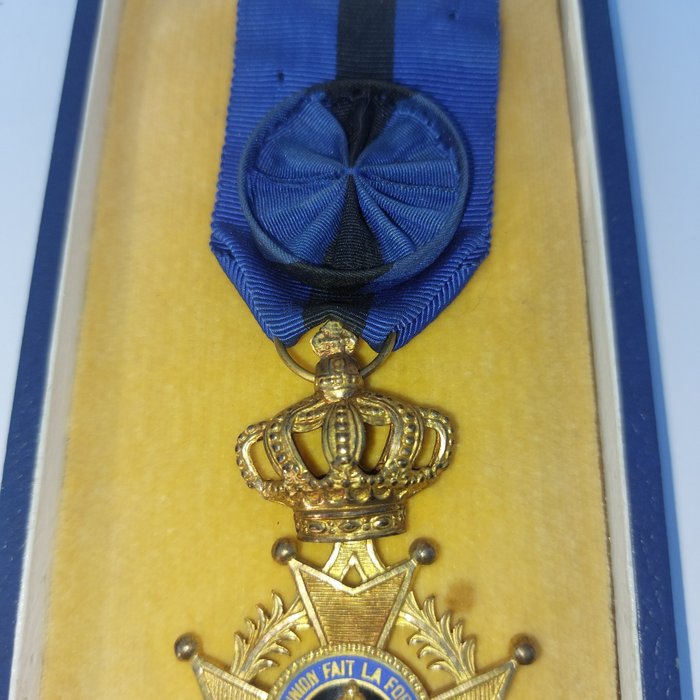 Belgien - Militærmedalje - Officersmedalje af orden af Leopold II i original æske