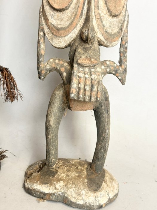 fantastiske beskyttende åndefigurer mænds hus - nederste sepik - Papua Ny Guinea  (Ingen mindstepris)