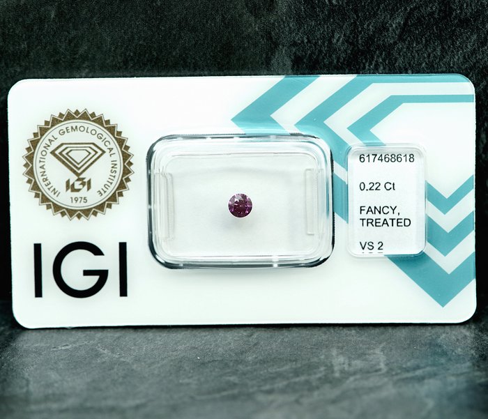 1 pcs Diamant  (Farvebehandlet)  - 022 ct - Fancy vivid Rosa Lilla - VS2 - International Gemological Institute (IGI)