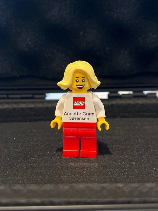 Lego - Minifigurer - ANNETTE GRAM SØRENSEN (VS1 - LEGO HOUSE E-MAIL)  - LEGO BUSINESS CARD MINIFIGURE - RARE - NO - 2010-2020