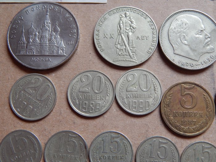 Rusland, Sovjetunionen (USSR). A Large Lot of 60x Soviet Coins and Banknotes, includiung Silver  (Ingen mindstepris)