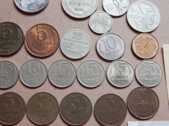 Rusland, Sovjetunionen (USSR). A Large Lot of 60x Soviet Coins and Banknotes, includiung Silver  (Ingen mindstepris)