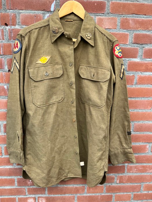 Amerikas Forenede Stater - WW2 US Army Wool Shirt - Anti-Aircraft Artillery - private rækker + kraveskiver - tjent 2 år - Militæruniform