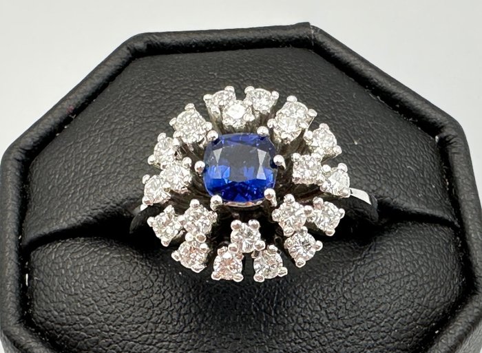 18 kraat Hvidguld - Ring - 0.55 ct Safir - Diamanter