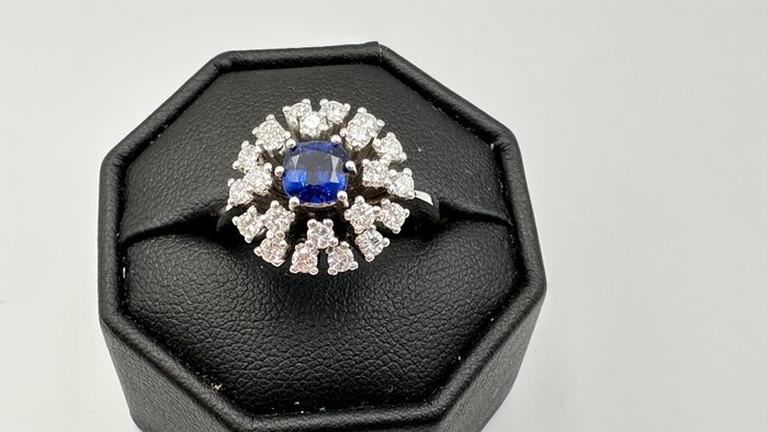 18 kraat Hvidguld - Ring - 0.55 ct Safir - Diamanter