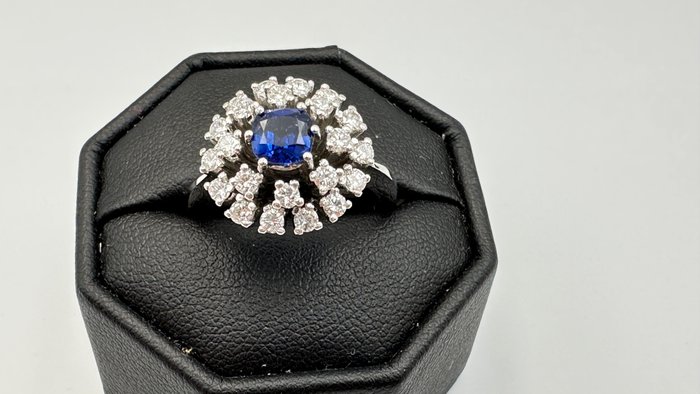 18 kraat Hvidguld - Ring - 0.55 ct Safir - Diamanter