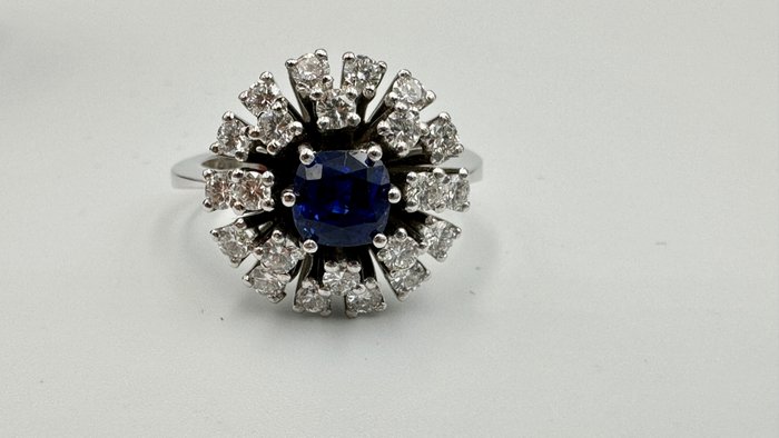 18 kraat Hvidguld - Ring - 0.55 ct Safir - Diamanter