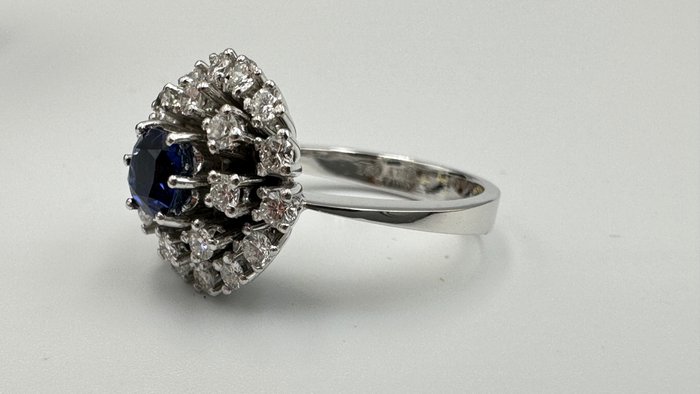 18 kraat Hvidguld - Ring - 0.55 ct Safir - Diamanter