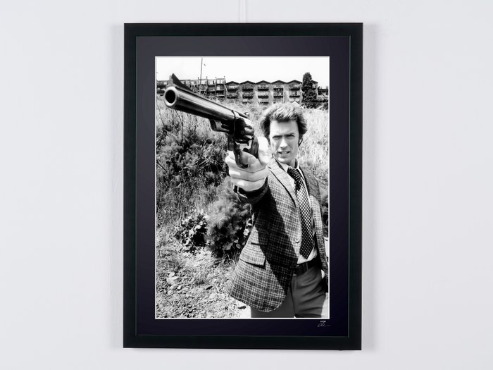 Clint Eastwood as 'Harry Callahan' - Dirty Harry (1971) - Fine Art Photography - Luxury Wooden Framed 70X50 cm - Limited Edition Nr 04 of 50 - Serial ID 17506 - Original Certificate (COA), Hologram Logo Editor and QR Code - 100% New items.