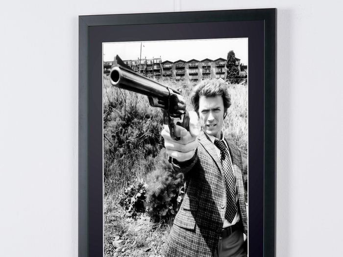 Clint Eastwood as 'Harry Callahan' - Dirty Harry (1971) - Fine Art Photography - Luxury Wooden Framed 70X50 cm - Limited Edition Nr 04 of 50 - Serial ID 17506 - Original Certificate (COA), Hologram Logo Editor and QR Code - 100% New items.