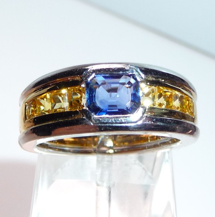 Ring - 18 kraat Gulguld Hvidguld -  125ct tw Safir - Safir - tofarvet 113 gram