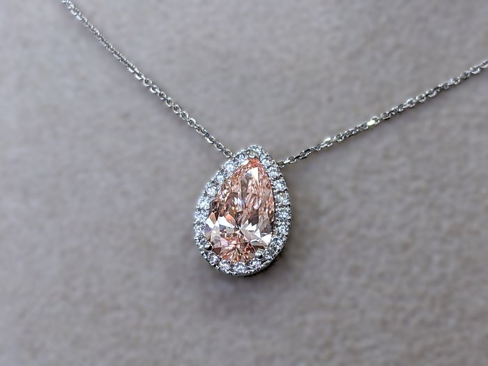 Ingen mindstepris - Halskæde med vedhæng - 18 kraat Hvidguld -  1.96ct. tw. Lyserød Diamant (Laboratoriedyrket diamant i fancy farver) - Diamant - FANCY VIVID PINK IGI