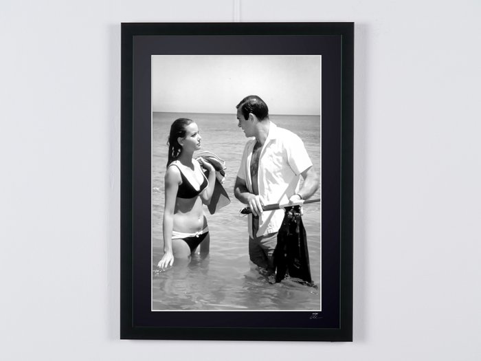 James Bond 007: Thunderball 1965 - Sean Connery, Claudine Auger to the Bahamas - 1965 - Fine Art Photography - Luxury Wooden Framed 70X50 cm - Limited Edition Nr 01 of 30 - Serial ID - Original Certificate (COA), Hologram Logo Editor and QR Code - 100% New items.