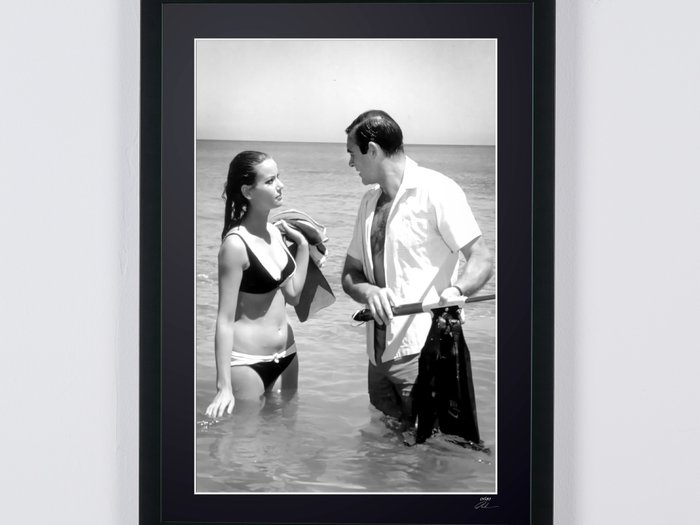 James Bond 007: Thunderball 1965 - Sean Connery, Claudine Auger to the Bahamas - 1965 - Fine Art Photography - Luxury Wooden Framed 70X50 cm - Limited Edition Nr 01 of 30 - Serial ID - Original Certificate (COA), Hologram Logo Editor and QR Code - 100% New items.