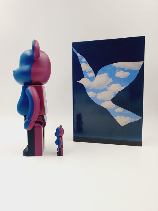 Medicom Toy x René Magrite - Be@rbrick  René Magritte - L'oiseau du ciel / La belle société 400% 100% Bearbrick 2021