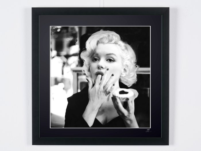 Marilyn Monroe - Eats a tart at a cake shop, 1950s - Fine Art Photography - Luxury Wooden Framed 70X50 cm - Limited Edition Nr 02 of 30 - Serial ID 30322 - Original Certificate (COA), Hologram Logo Editor and QR Code - 100% New items.