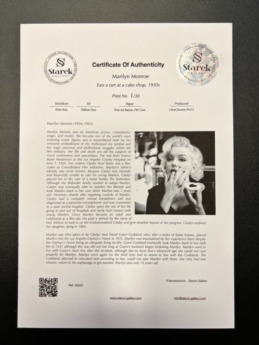 Marilyn Monroe - Eats a tart at a cake shop, 1950s - Fine Art Photography - Luxury Wooden Framed 70X50 cm - Limited Edition Nr 02 of 30 - Serial ID 30322 - Original Certificate (COA), Hologram Logo Editor and QR Code - 100% New items.