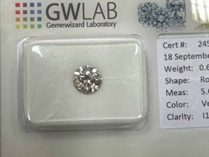 Ingen mindstepris - 1 pcs Diamant  (Naturfarvet)  - 0.64 ct - Rund - Very light Brun - I1 - Gemewizard Gemological Laboratory (GWLab)