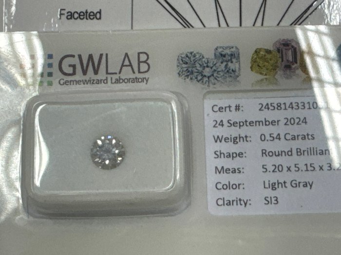 Ingen mindstepris - 1 pcs Diamant  (Naturfarvet)  - 0.54 ct - Rund - Light Grå - SI3 - Gemewizard Gemological Laboratory (GWLab)