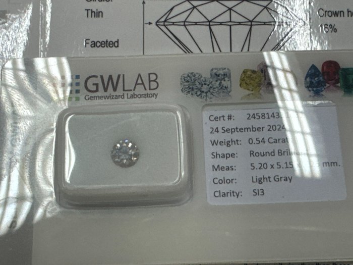 Ingen mindstepris - 1 pcs Diamant  (Naturfarvet)  - 0.54 ct - Rund - Light Grå - SI3 - Gemewizard Gemological Laboratory (GWLab)