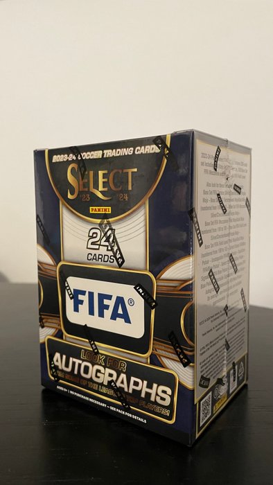 2023/24 Panini Select Look for AUTOGRAPHS of best FIFA players 6 packs per pox, 4 cards per pack - 1 Sealed box - Glimrende (EX)