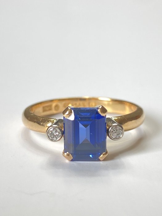 Ingen mindstepris - Ring - 19,2 kt. Gulguld Safir - Diamant