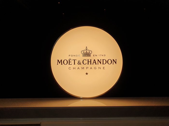 Reklameskilt med baggrundsbelysning - MOËT  CHANDON oplyst reklameskilt - stor størrelse - Børstet aluminium