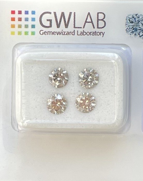 Ingen mindstepris - 4 pcs Diamant  (Natur)  - 1.35 ct - Rund - SI2, VS2 - Gemewizard Gemological Laboratory (GWLab) - Grå