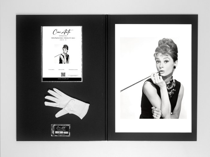 Audrey Hepburn Iconics- Collection n°2 - Serie 4 - On Luxury Black Portfolio COA numbered - 60X42 CM - "Cine Arte" COLLECTOR