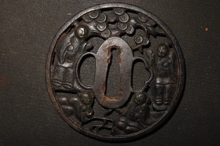 Katana - Smedet jern - Daito Tojin Sukashi Tsuba : C4-551 - Japan - Edo-perioden (1600-1868)