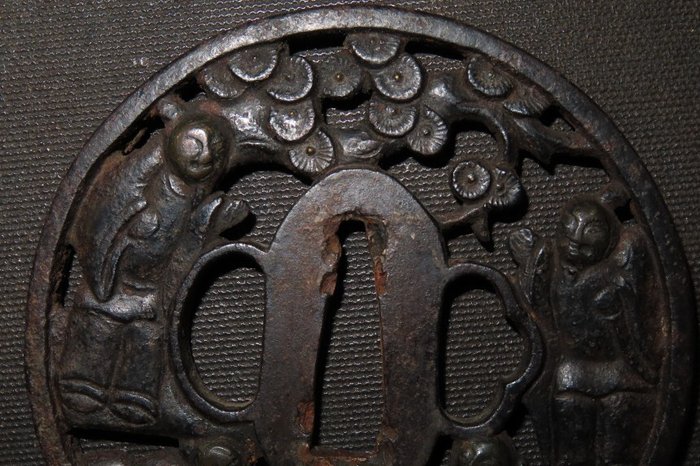 Katana - Smedet jern - Daito Tojin Sukashi Tsuba : C4-551 - Japan - Edo-perioden (1600-1868)