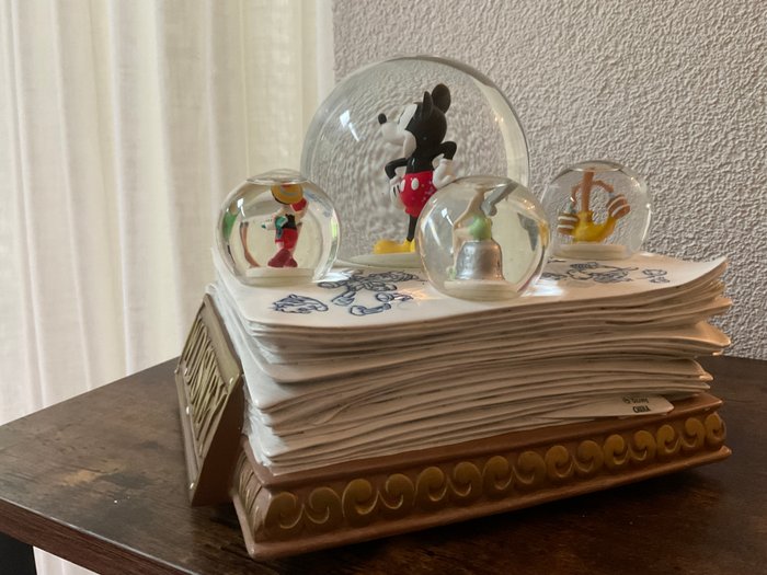 Bambi, Mickey Mouse, Pinocchio, Tinker Bell - 1 Snowglobe - Disney Direct