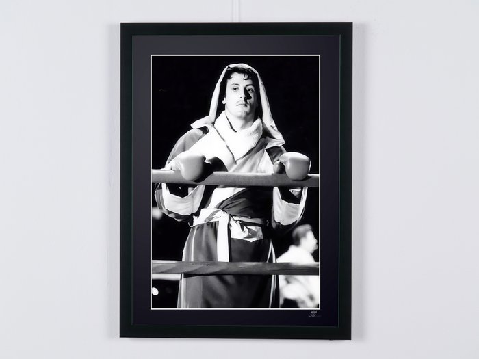 Rocky (1976) - Sylvester Stallone as "Rocky Balboa" - Fine Art Photography - Luxury Wooden Framed 70X50 cm - Limited Edition 04 of 50 - Serial ID 17189 - Original Certificate (COA), Hologram Logo Editor and QR Code - 100% New items.