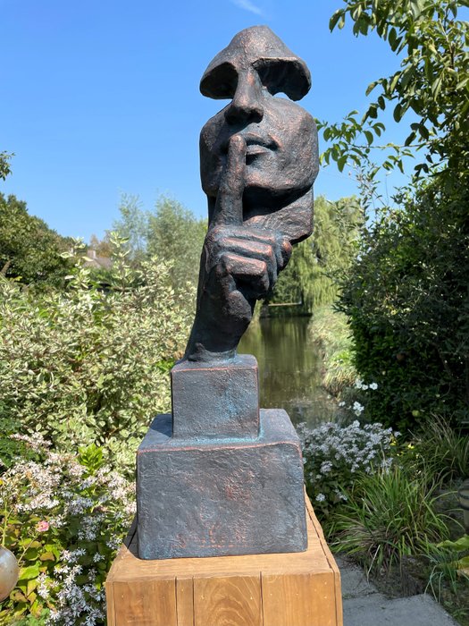 Udendørsskulptur "Silence" Man met wijsvinger voor zijn lippen - 78 cm - Polystone